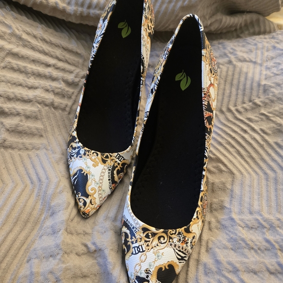 Aldo Black and Gold Patterned Heels - Picture 2 of 5